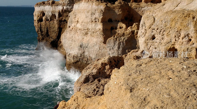 海浪冲击阿尔加维海岸悬崖附近的卡沃埃罗葡萄牙