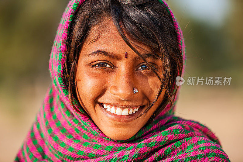 快乐的印度女孩在印度的沙漠村庄