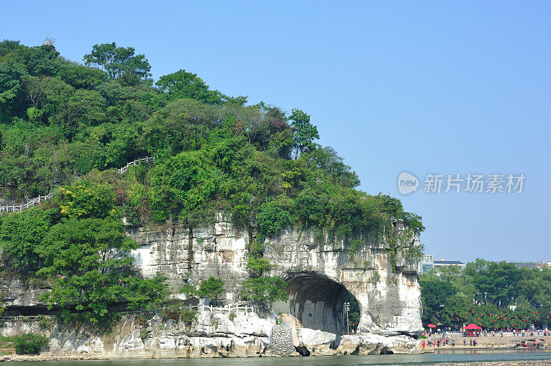 这石灰岩小山像大象的鼻子