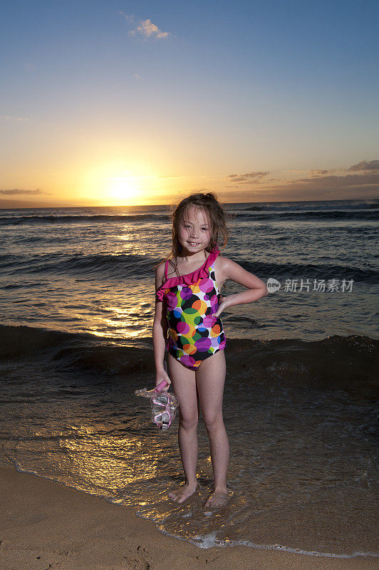小女孩在海滩上的肖像