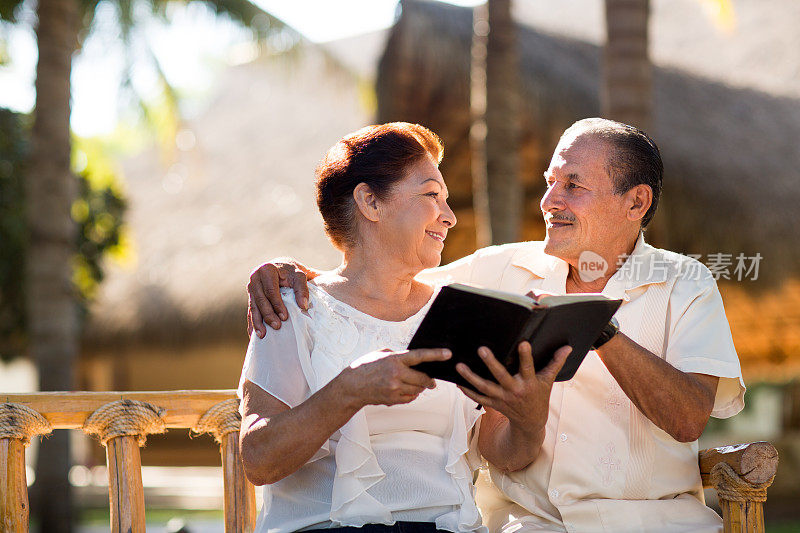 快乐的老年夫妻学习圣经