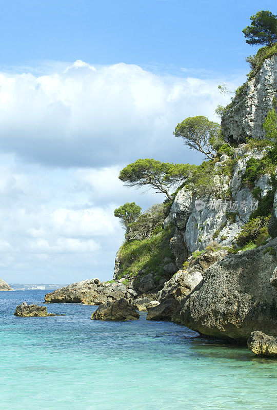 多岩石的海岸线