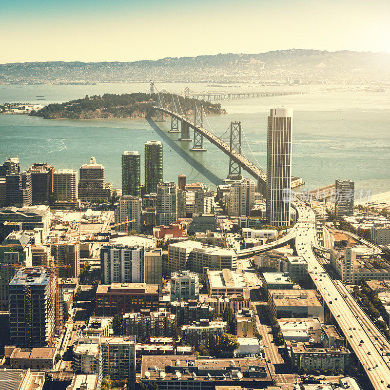 旧金山天际鸟瞰图与海湾大桥的背景