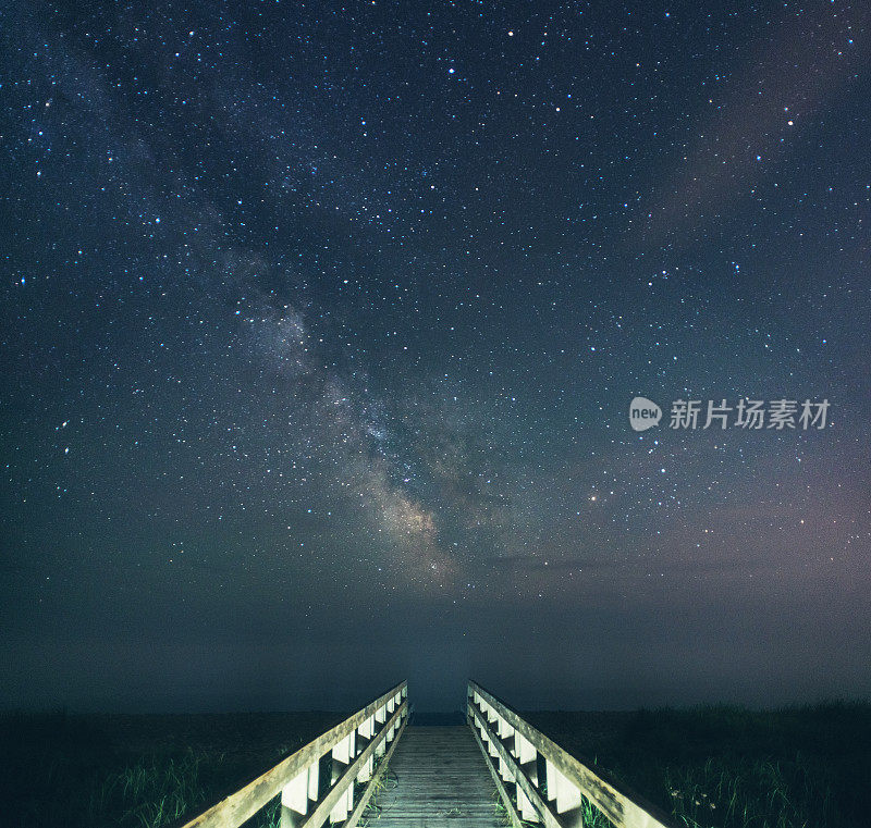 星空中的木板路