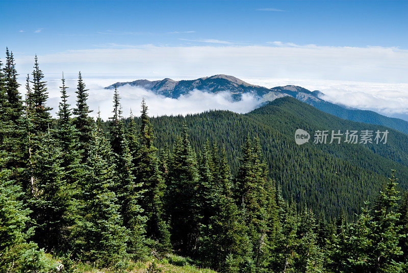 大山脊上空大雾