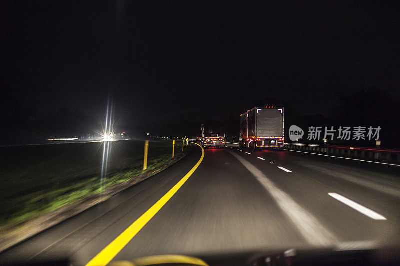 夜间高速公路超速拖车