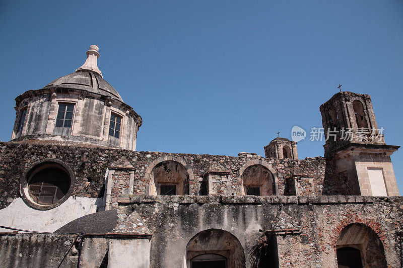 墨西哥塔斯科圣贝纳迪诺锡耶纳教堂前修道院