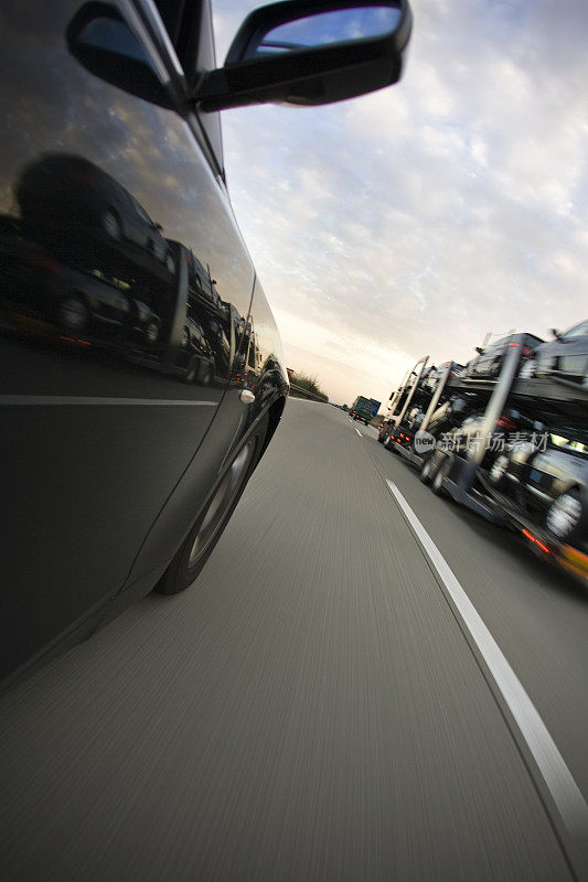 一辆汽车在德国高速公路上超过一辆卡车。