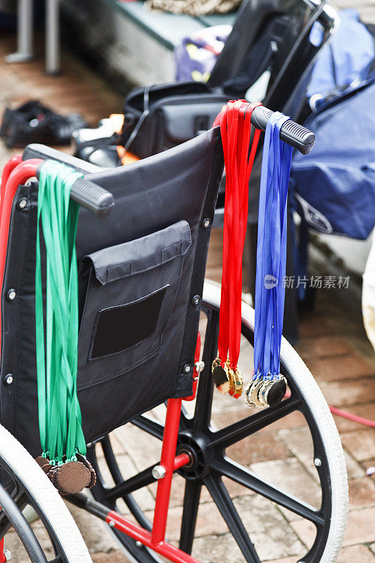 带奖牌的轮椅运动员。