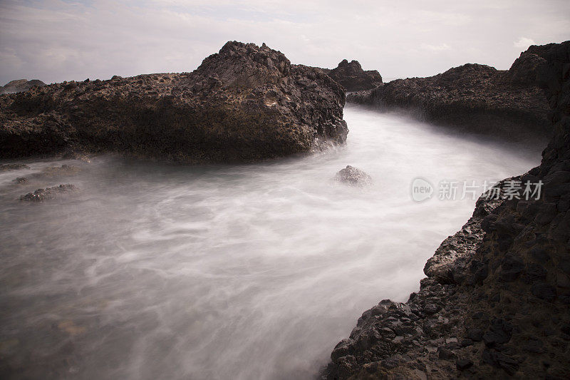 海，运动模糊波浪岩石海岸线，台湾东部海岸，台湾