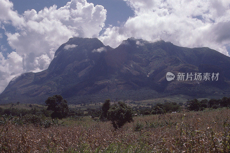 在南非马拉维南部的穆兰杰山丘上形成的云景