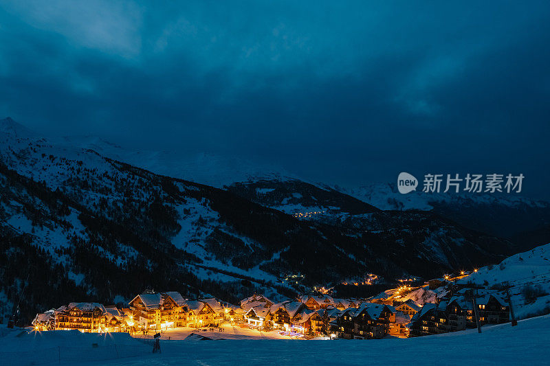 晚上的滑雪村