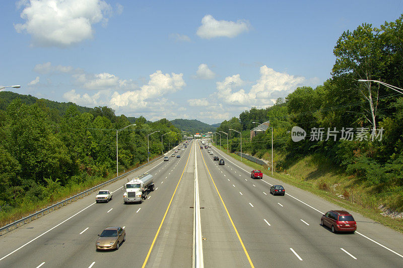 有轿车和卡车的六车道州际公路