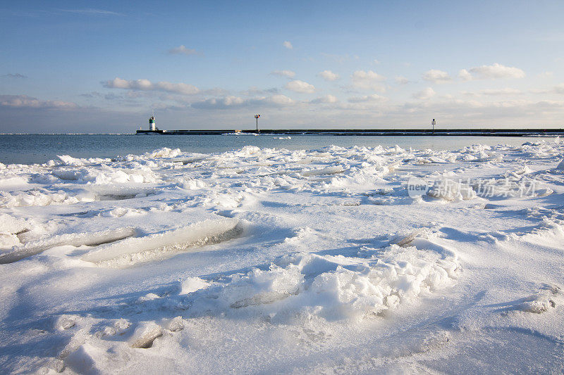 白雪覆盖的海滩