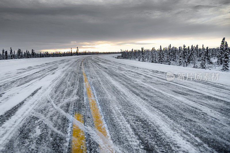 遥远的阿拉斯加冰雪公路