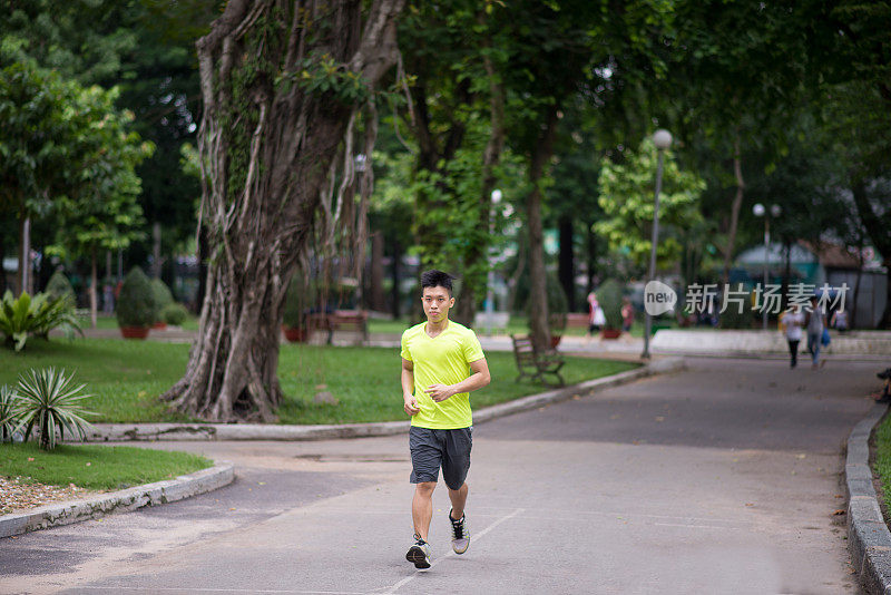 跑马拉松的人