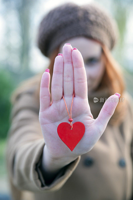爱和情人节的女人，双手捧着一颗红红的心