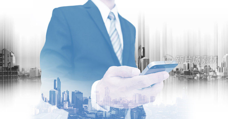 商人使用智能手机，用双重曝光城市，商务通讯技术