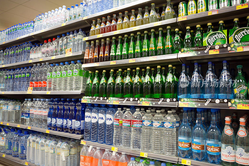 这是超市瓶装水展示的中心。