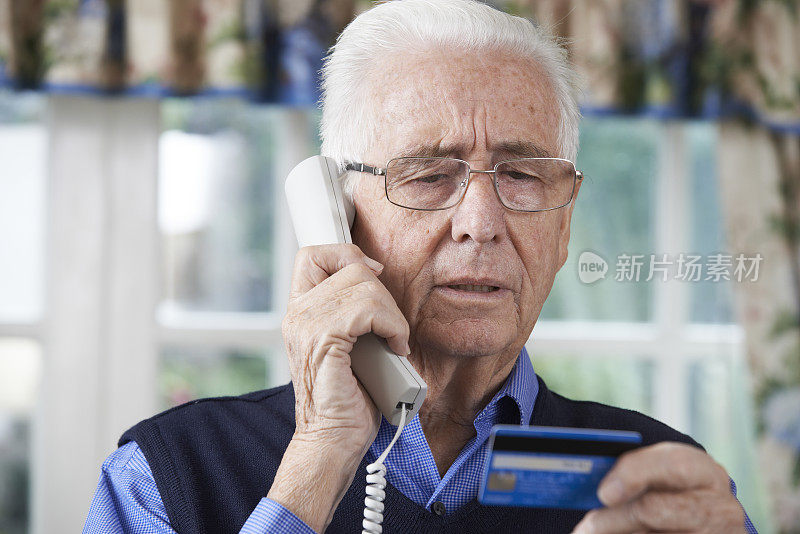 在电话里提供信用卡信息的老人