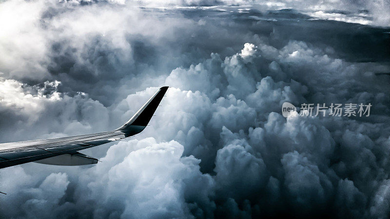 飞机窗口视图与云