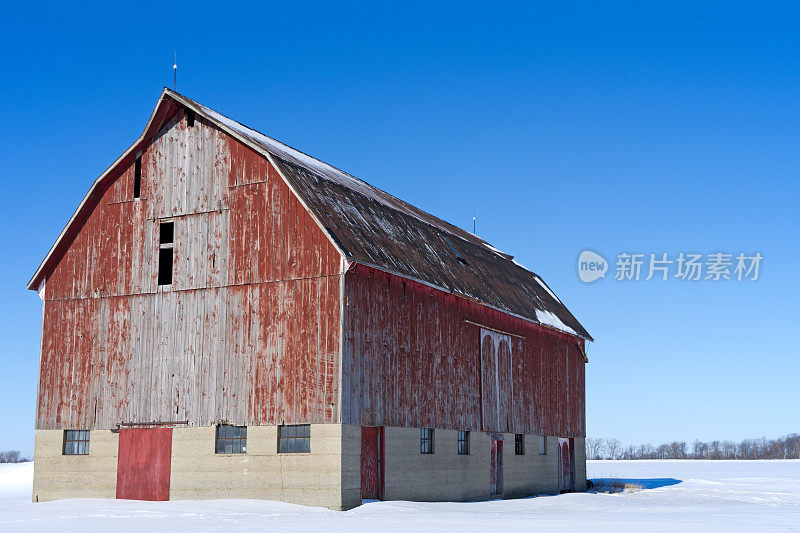 冬天的旧红谷仓
