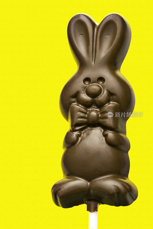 巧克力复活节兔子孤立在黄色与剪切路径