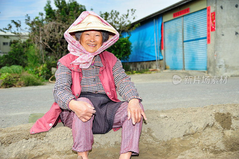 女性农民坐在