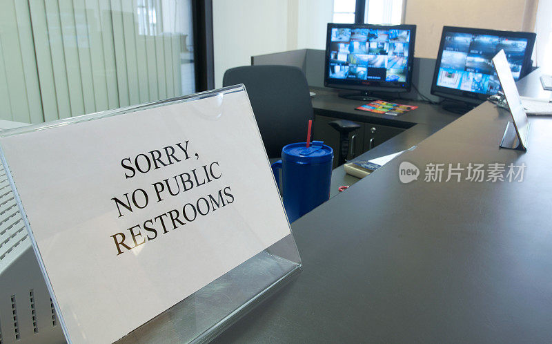 禁止使用公共卫生间——这是办公楼的标识