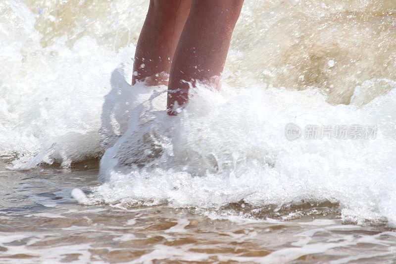 女孩在海浪中划桨，腿，水，赤脚，海边沙滩