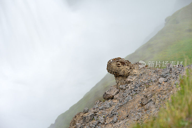 冰岛Gullfoss的蜥蜴状岩层