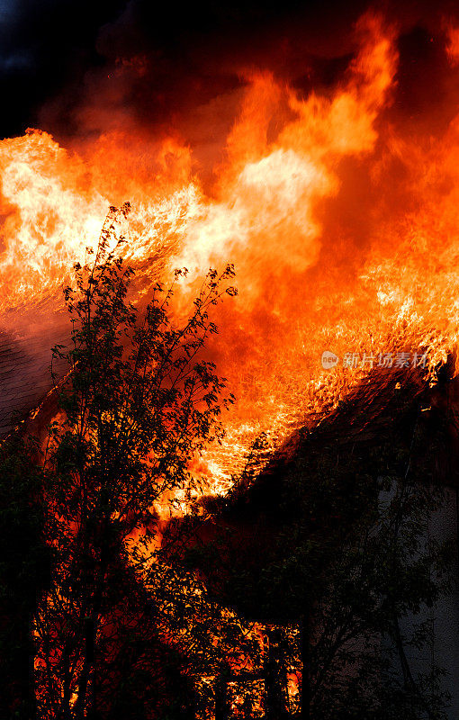 房子着火了