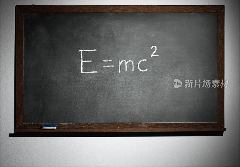 学校董事会和粉笔画E=mc2