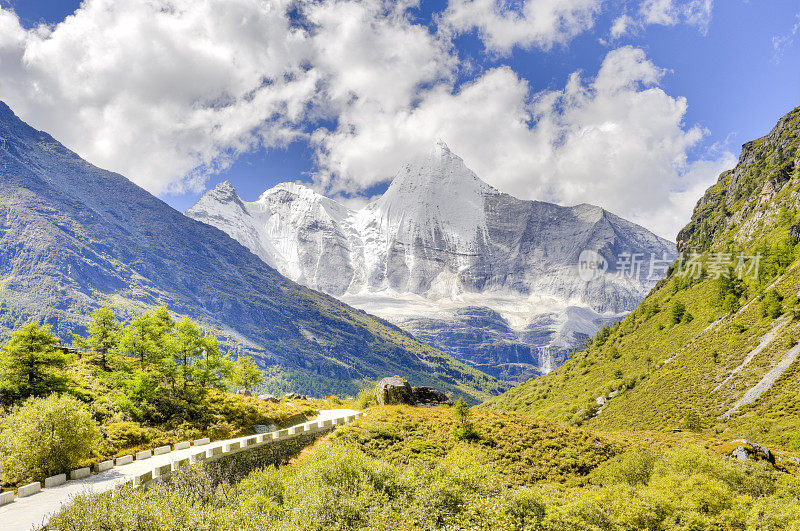 雄伟的雪山，HDR