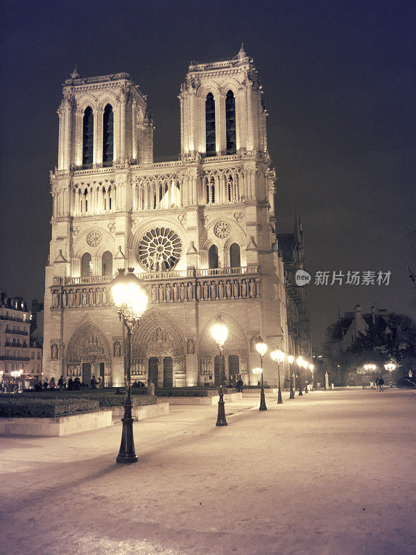 夜晚的巴黎圣母院