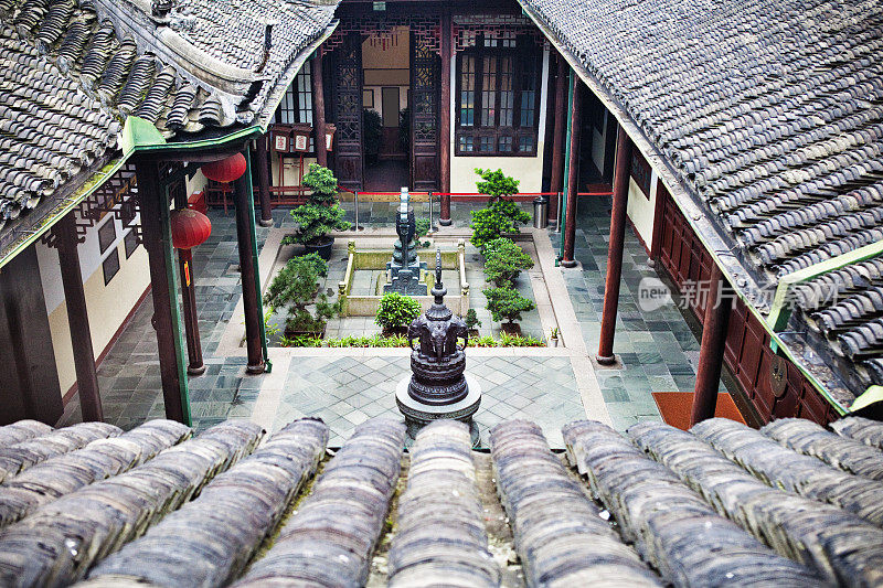 玉佛寺大殿庭院