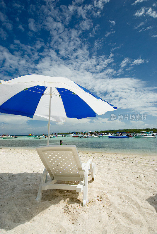 伞在一个热带岛屿的白色沙滩