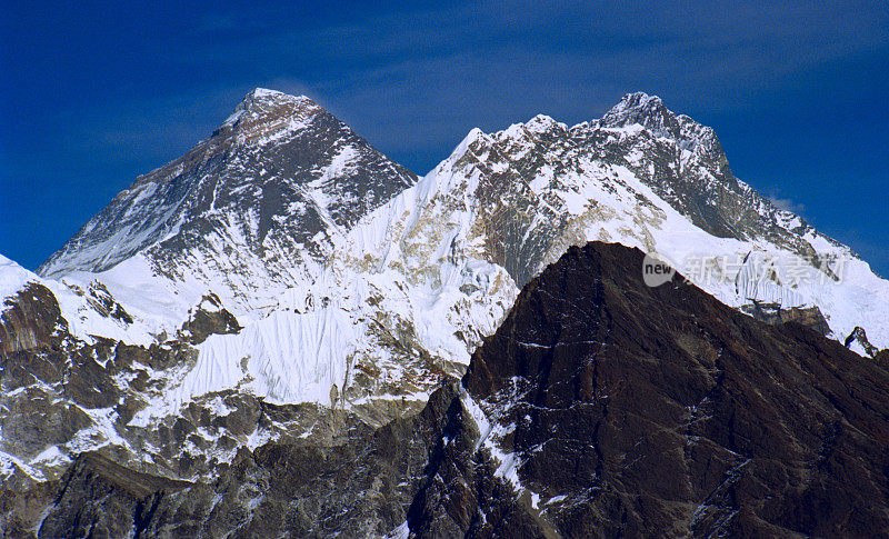 珠穆朗玛峰和洛子山