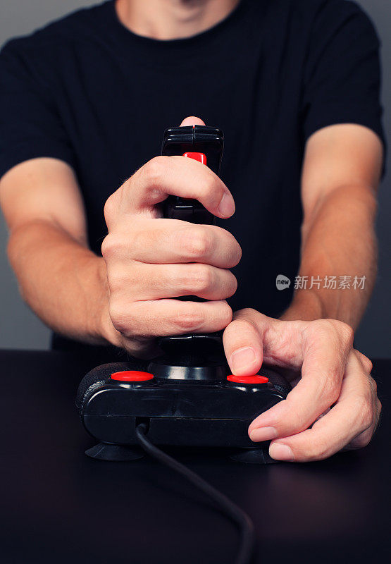 玩家玩电子游戏与复古的操纵杆