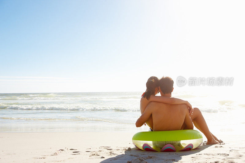 一对热情洋溢的情侣在海滩上放松