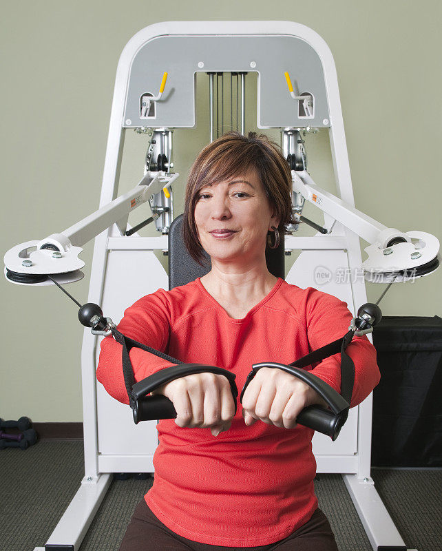 女性使用手臂锻炼机进行物理治疗