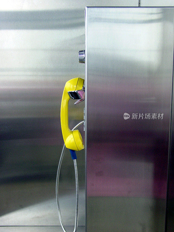 黄色不锈钢电话亭