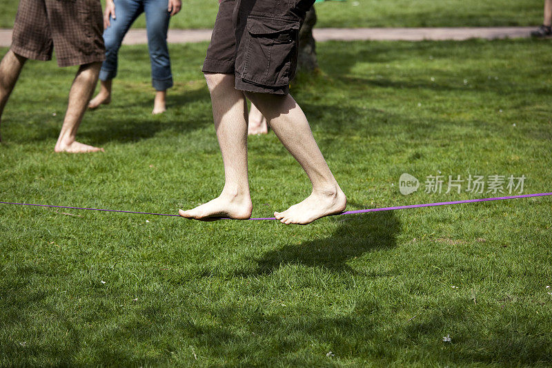华盛顿大学的懒人绳或紧绳行走