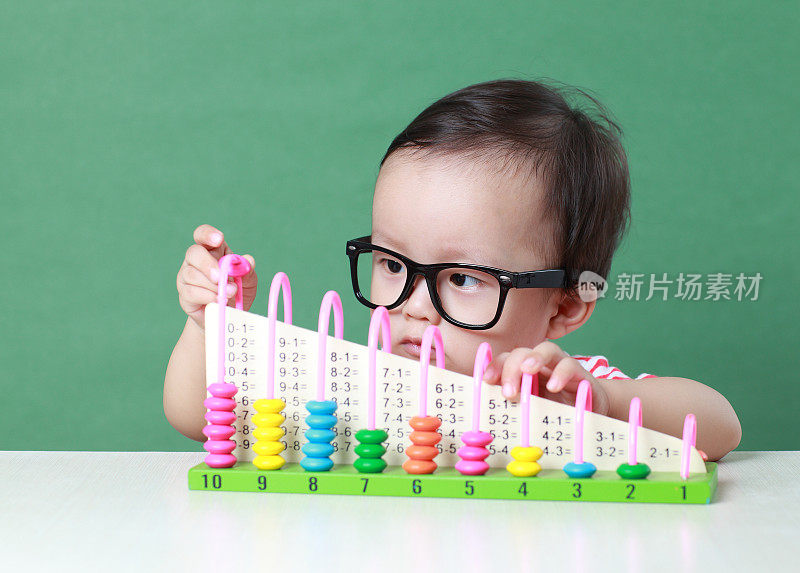 可爱的亚洲宝宝做算术