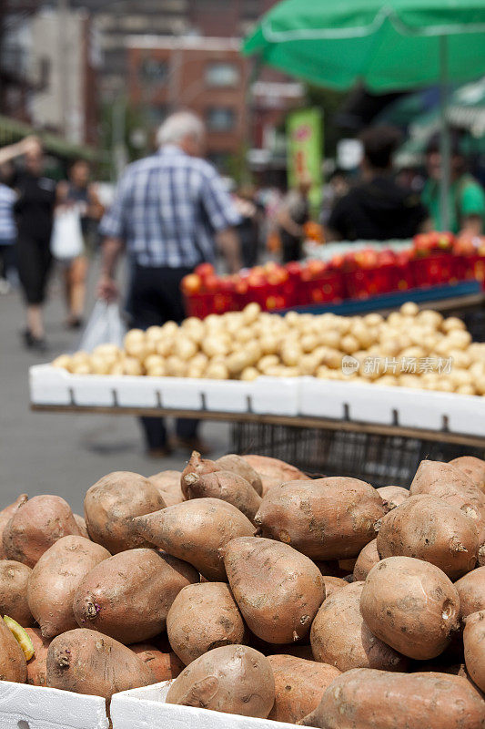 户外农贸市场的新鲜土豆
