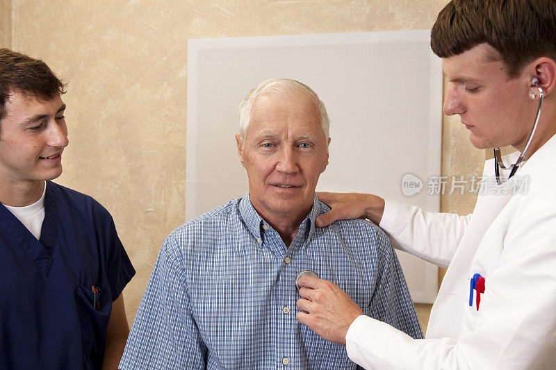 老年人在医生和男护士的陪同下进行体检。