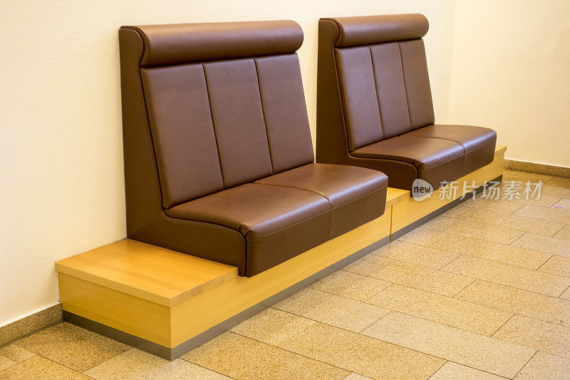 空荡荡的候诊室，有现代的棕色沙发