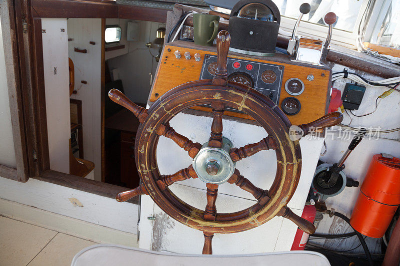 航行游艇的舵柄和航海仪器