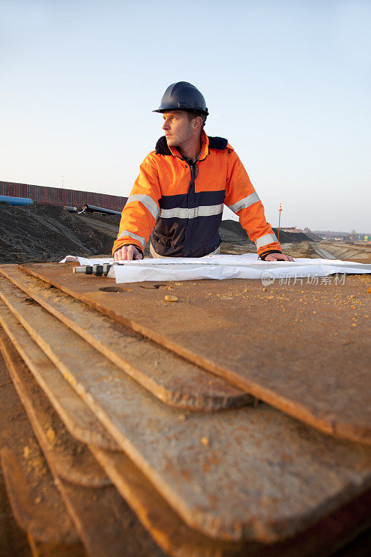 忙于道路建设的年轻工程师。