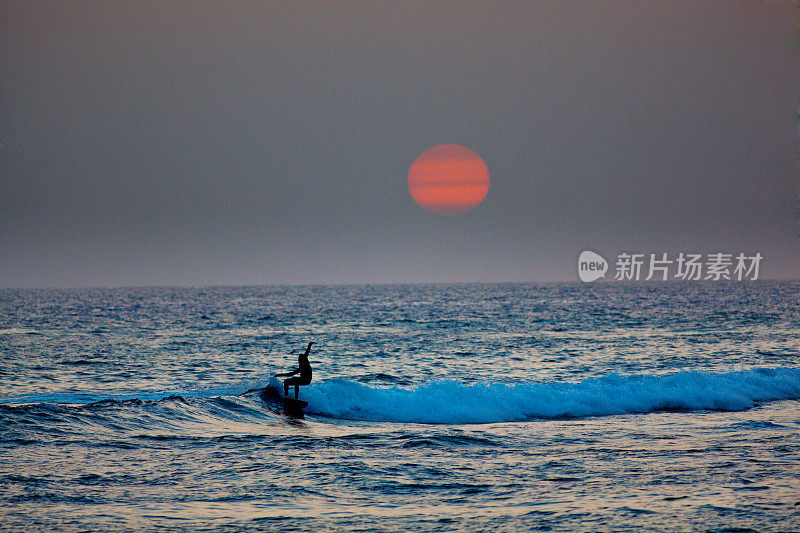 日落冲浪在夏威夷考艾岛美国